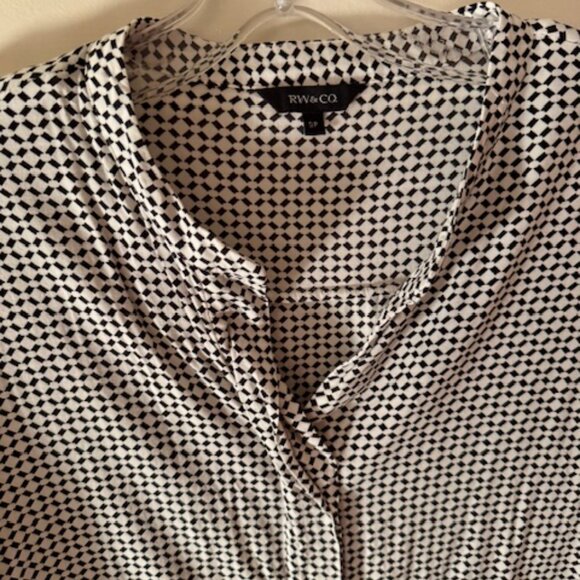 White and black patterned blouse - Picture 2 of 6